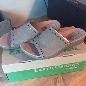 Earth Origins Valorie slip on sandal Size 9